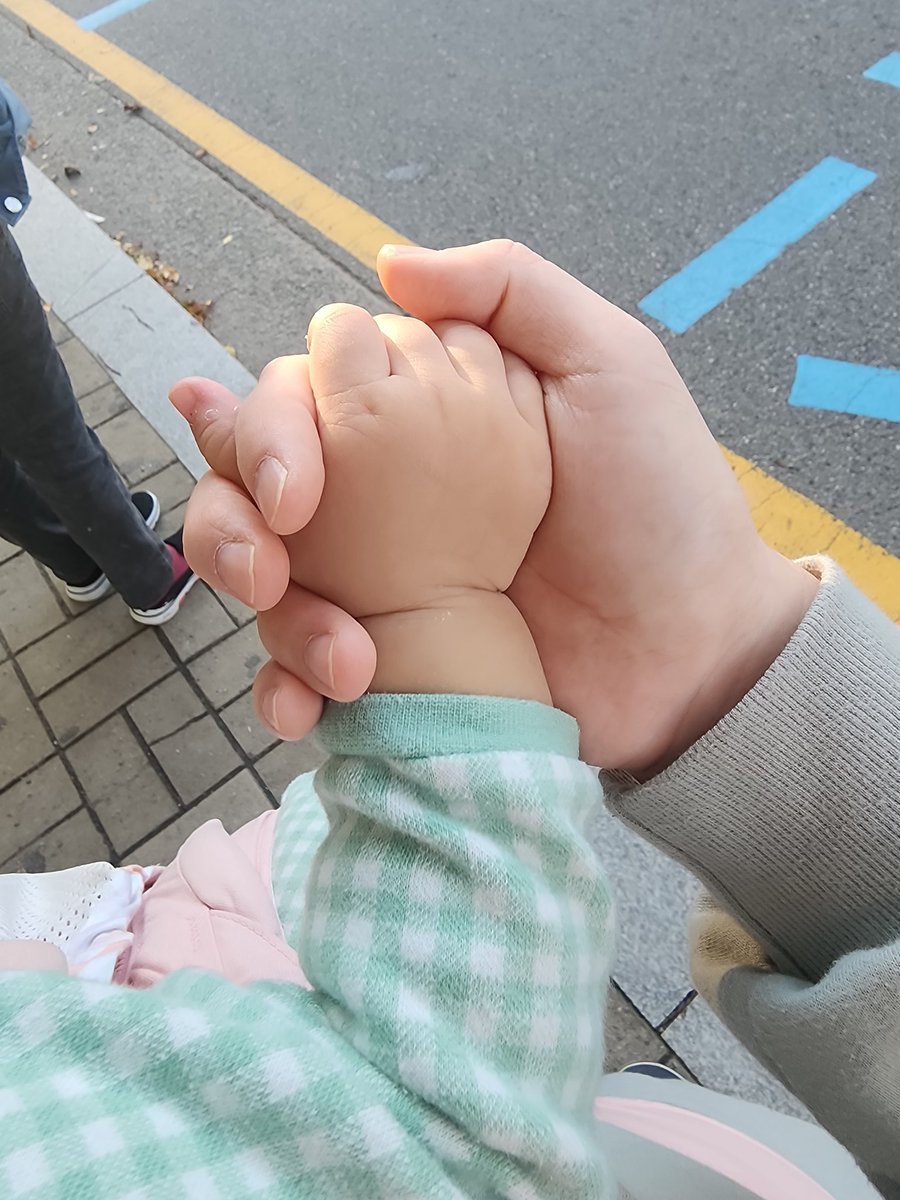 손 꼭 잡아주는거 심장아파