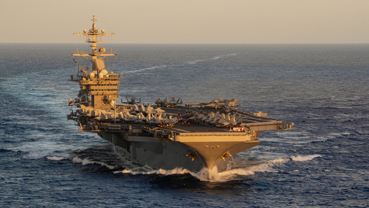 USNavy's tweet photo. #USNavyPhotosoftheDay:
1️⃣ #VFA81 #FLTOPS aboard @USSHARRYSTRUMAN w/ #VFA81 in @USNavyEurope
2️⃣ #USNavy #EOD and Italian marines train w/ #HSC14 aboard @CVN_72 @US5thFleet
3️⃣ @GW_CVN73 conducts GQ drill and 4️⃣ transits the Pacific Ocean
👉 https://t.co/aZddB6hxYf https://t.co/QFpfskRjUd