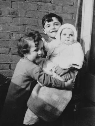 24 October 1939 | Dutch Jewish girl, Mirjam Rokach, was born in Rotterdam (left).

She was deported to #Auschwitz from #Westerbork in February 1944. She was murdered in a gas chamber after arrival selection with her elder siblings Issachar and Szejna.