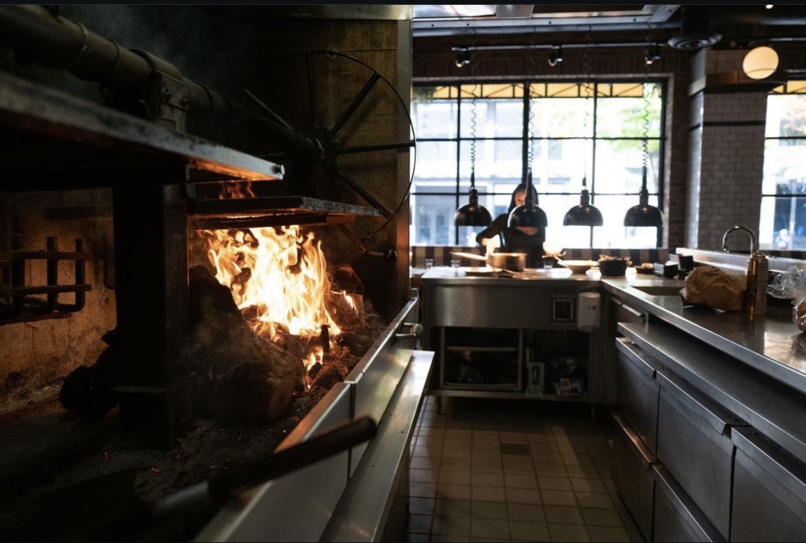 JadeRange's tweet image. Chef appreciation post to Chef Bilotta! With our Beech Oven Grill by his side, he transforms fresh ingredients into unforgettable dishes! 🔥🍳 

#beechovens #commercialkitchenequipment #commercialkitchendesign #restaurantdesign #middleby #grill #eaterseattle