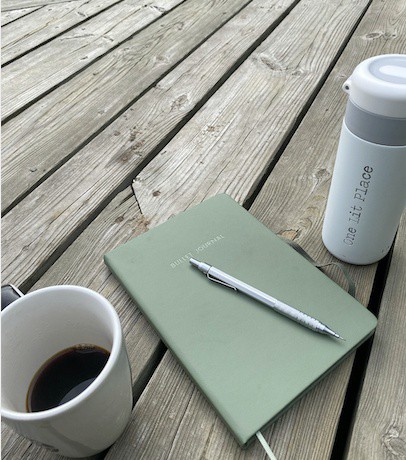 OneLitPlace's tweet image. You may think typing your first draft is more efficient because it's faster, but it's actually making your life a lot harder in the long run.
Check out the full article to see why: 
▸ lttr.ai/AYLcL

#distractionfreewriting #firstdraft #amwriting