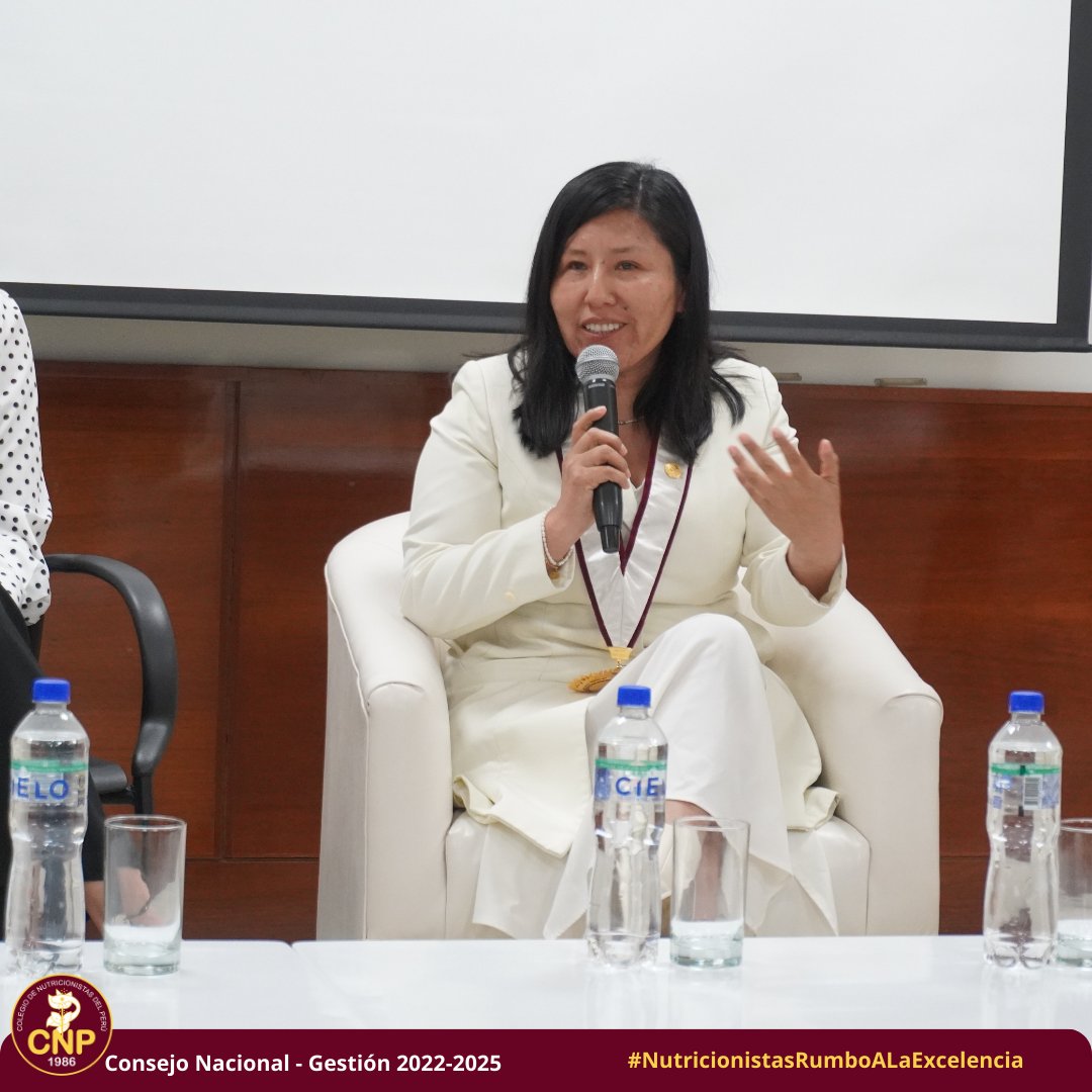 CNPOficialPeru's tweet photo. La 𝐝𝐞𝐜𝐚𝐧𝐚 𝐧𝐚𝐜𝐢𝐨𝐧𝐚𝐥 del Colegio de Nutricionistas del Perú, 𝐋𝐢𝐜. 𝐌𝐚𝐫𝐢𝐭𝐳𝐚 𝐙𝐞𝐥𝐚, participó de la “ceremonia de reconocimiento y compromiso por la ciencia, alimentación y nutrición” organizada por la universidad @CayetanoHeredia https://t.co/XZ7HgKbIDf