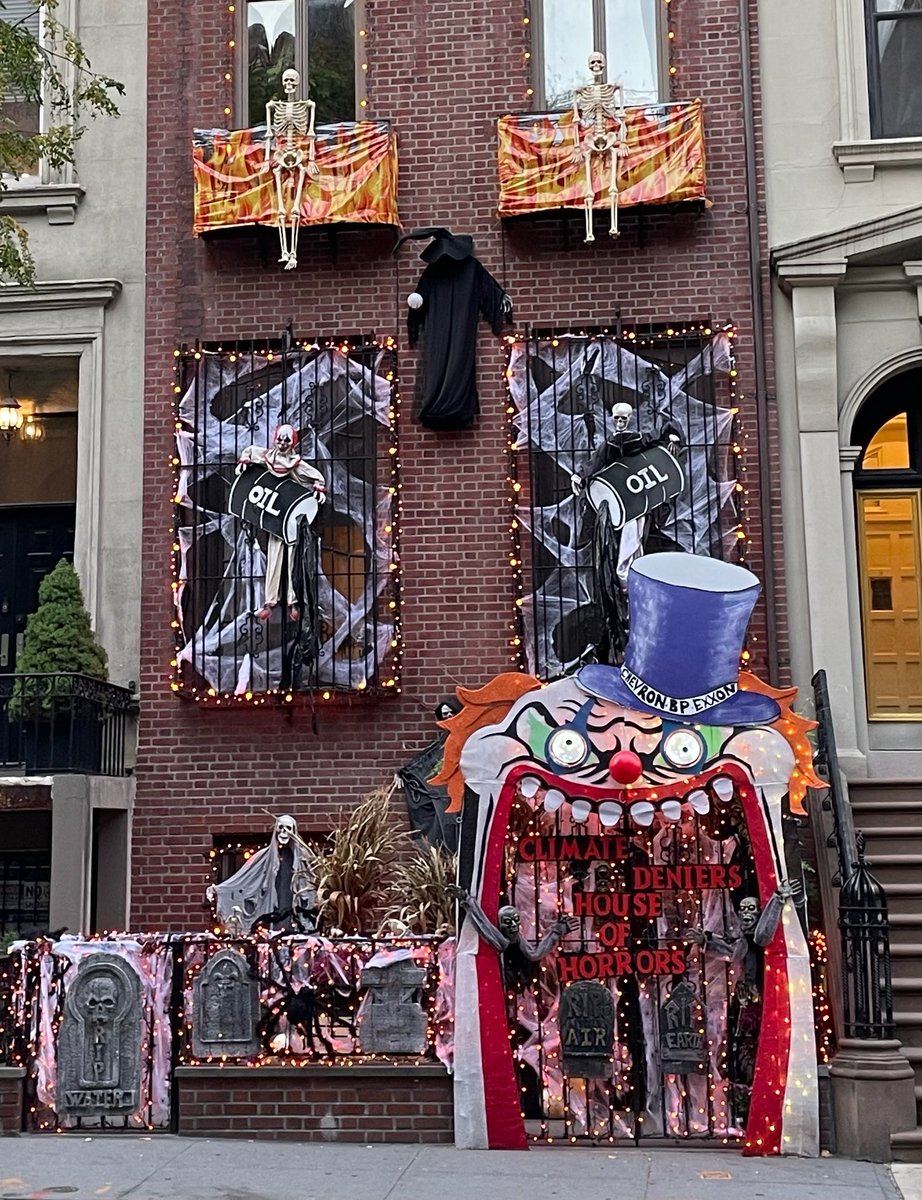 HelenHFS's tweet photo. New York appears to be one giant  Halloween pumpkin 🎃 https://t.co/yLsQt6s3HS