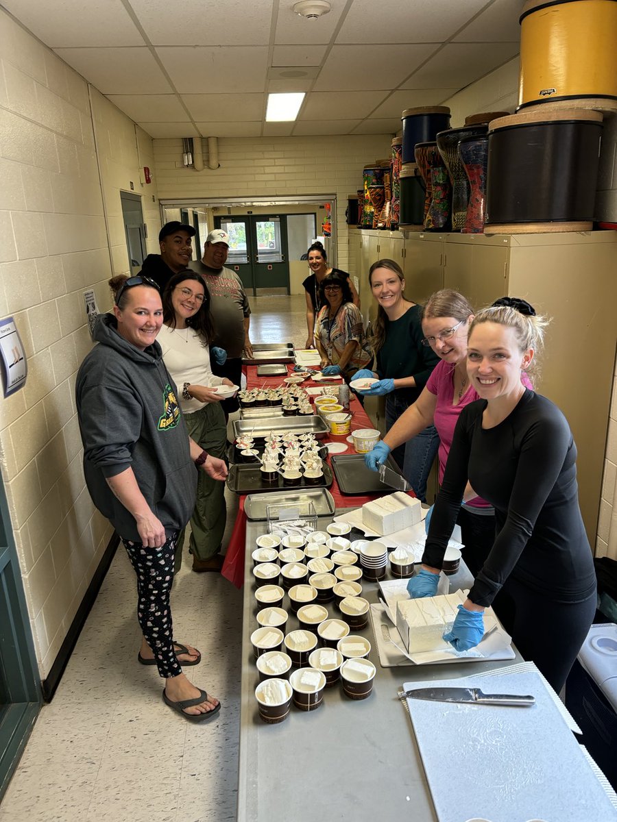 MapleGrovePS's tweet image. Thank you to our amazing Maple Grove school community and volunteers for ensuring that every student was included and received an ice cream sundae during today&apos;s fundraiser!! 🎉🍨 ❤️ ⁦@SCDSB_Schools⁩ ⁦@SCDSBequity⁩