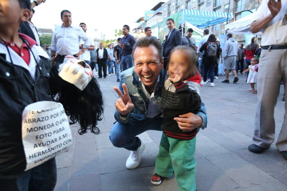 PabloLemusN's tweet photo. Una de nuestras principales apuestas durante nuestro tiempo al frente de Zapopan y, posteriormente en Guadalajara, fue implementar políticas públicas centradas en el desarrollo de la niñez. Sabemos que el futuro de nuestro estado depende de la educación y el cuidado que les brindemos a nuestras niñas 👧 y niños 👦.

A través de programas como Escuelas con Estrella ✨, Escuelas a Todo Color, la entrega de útiles 📚 y uniformes escolares con Zapopan Primero, y De Buenas a la Escuela, así como la creación de espacios públicos como el Parque de las Niñas  y los Niños, han sido algunas de las acciones claves que hemos realizado para fortalecer y asegurar un sano crecimiento para las y los pequeños.

En nuestra administración, continuaremos trabajando con esta misma visión, poniendo siempre en primer lugar el futuro de las y los niños de todas las regiones de Jalisco, porque ellos representan la esperanza y el crecimiento de nuestro estado.