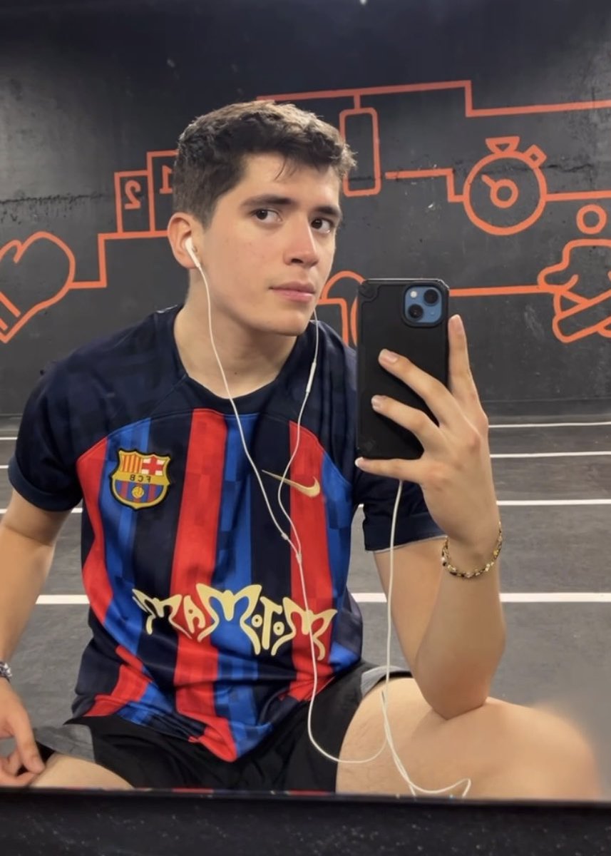 que bonitos ojos tienes JAJAJAJAAYKE