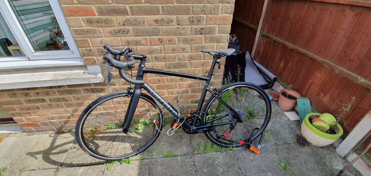 jjuleselujj's tweet photo. @StolenRide my specialised allez 2020 was stolen late 22/10 in Haggerston. 2 thieves cut the D locks with an angle grinder. It’s a great bike and I won’t be able to afford a replacement for a while. It’s not the most distinguishable bike but please keep an eye out for it! https://t.co/yZCDZ8YRqy