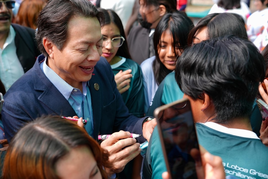 Esta mañana, junto a la subsecretaria, Tania Rodríguez Mora, hicimos un recorrido por el Colegio de Bachilleres 10, en la Ciudad de México. Durante la visita, tuve la oportunidad de preguntar a las y los jóvenes sobre el proceso de ingreso con el COMIPEMS, charlamos sobre sus