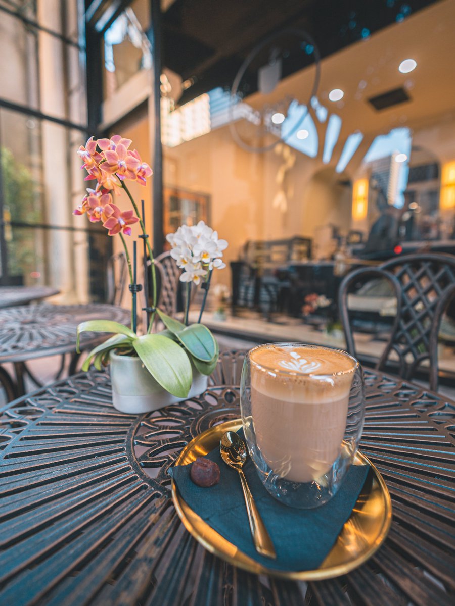 ☕️ Good morning, DTLA! 🌇 Start your day right with a creamy latte at Dalian’s Cafe, located in the heart of the Financial District, next to the historical Biltmore Hotel and right in front of Hilton Checkers. Enjoy a cozy European vibe and outdoor seating perfect for sipping &amp;