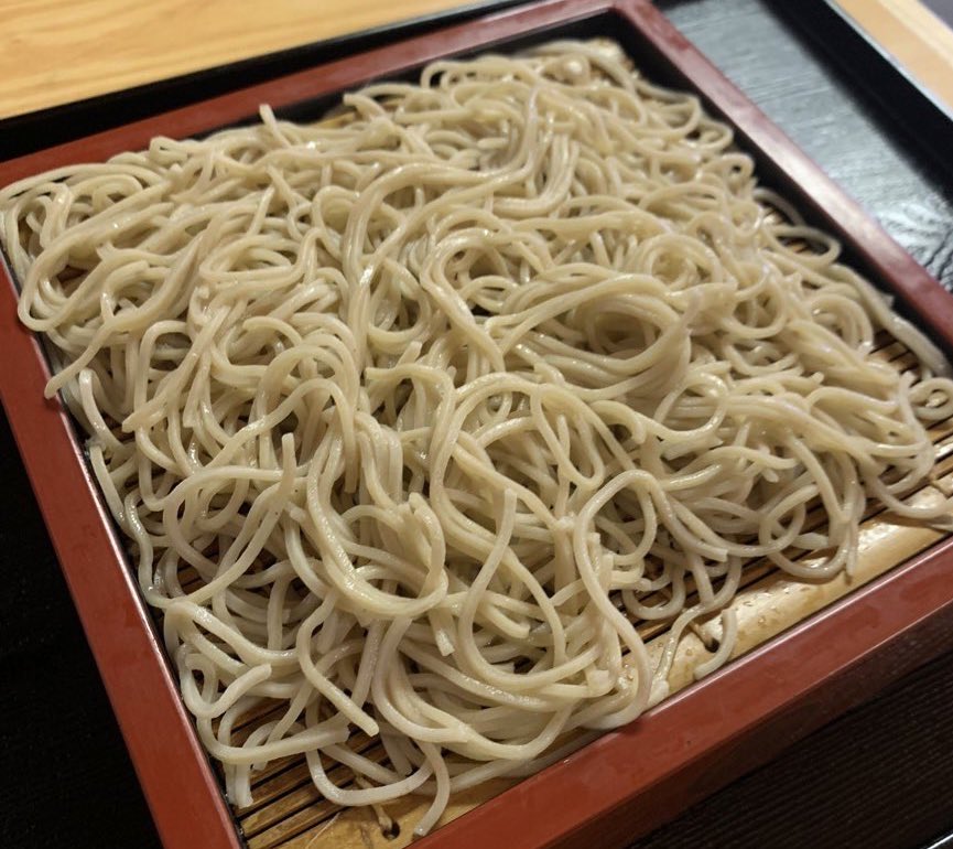 蕎麦をすする音がハラスメントと言われることがありますが、ワインのテイスティングと同じですする事で鼻に抜ける微香を感じます。
あーと息を吐き、うんと息を吸う呼吸が、この世の始まりと終わりを表しているといいます。
世界中いろんな食べ方があっても良いと思いますが皆さんはどう思いますか。