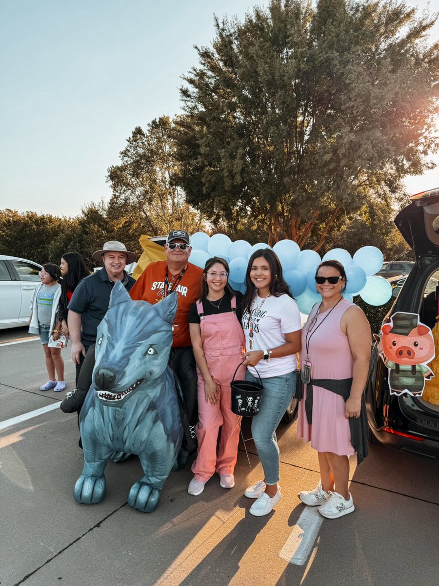 amiranda024's tweet photo. 4th Grade crew @stipesstallions trunk or treat https://t.co/nLnrkwDuhF