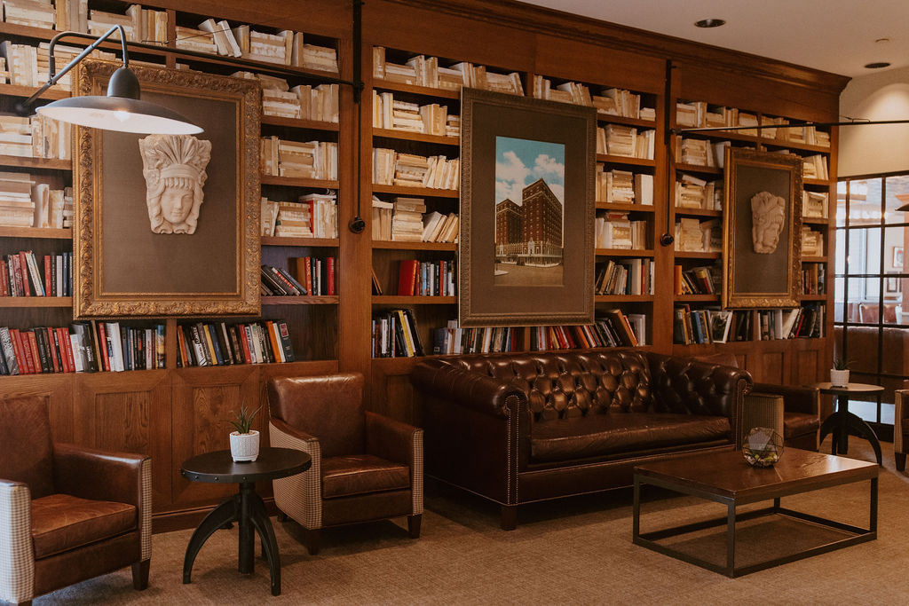 Need a space for casual meetings or a cozy corner to sip and relax? Our library area has you covered. 📚☕🍸

📸: Christa Schiessl Photography