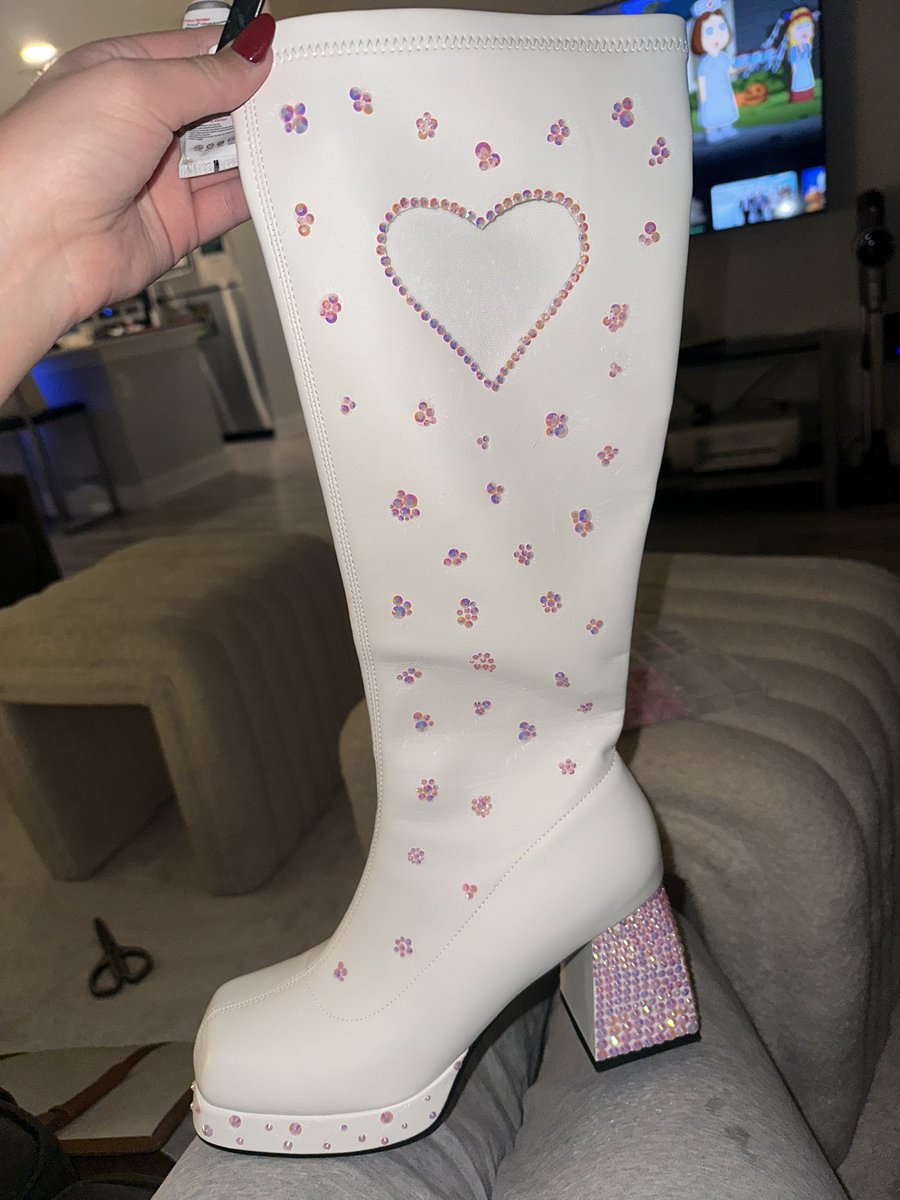 realityswiftiee's tweet image. pretty much finished product for tomorrow nights show in Tampa!! still don’t have tickets tho 🙃 #shortnsweettampa #shortnsweet pls tag @TeamSabrina and @SabrinaAnnLynn 💗💗💗🤞🏼🤞🏼🤞🏼