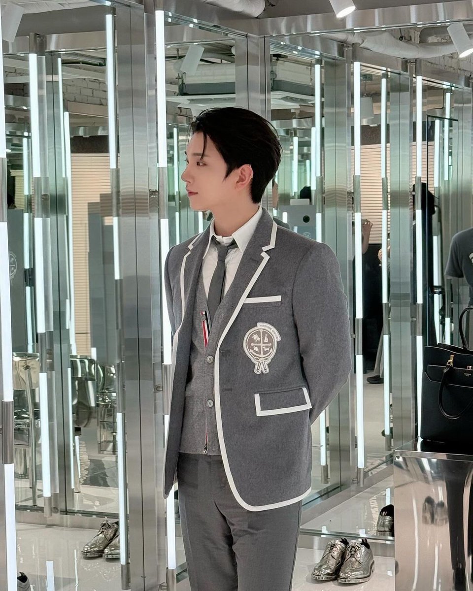 JS12H's tweet photo. THOM BROWNE 🏅 🏅 https://t.co/gEDBldXY0k