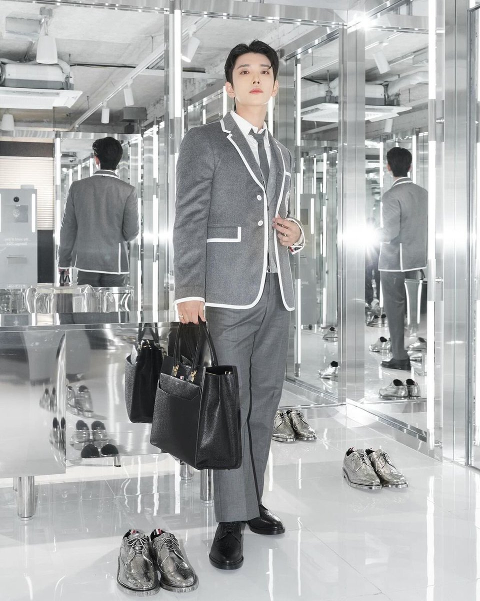 JS12H's tweet photo. THOM BROWNE 🏅 🏅 https://t.co/gEDBldXY0k