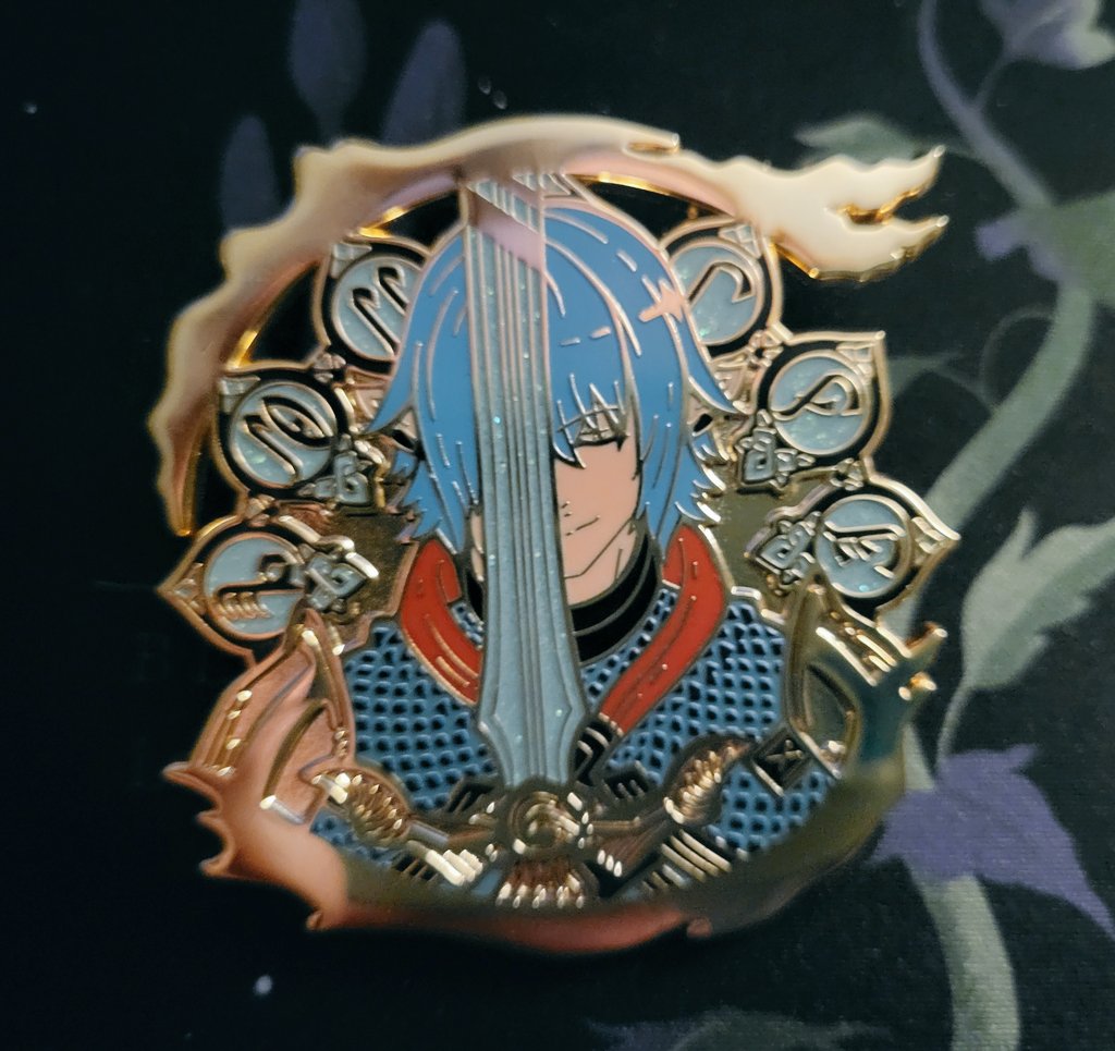 winterbornbard's tweet photo. This gorgeous Haurchefant pin showed up in the mail tonight! Lovely work by @shiran_ki 😍💙 https://t.co/4Qa8tG3ilf