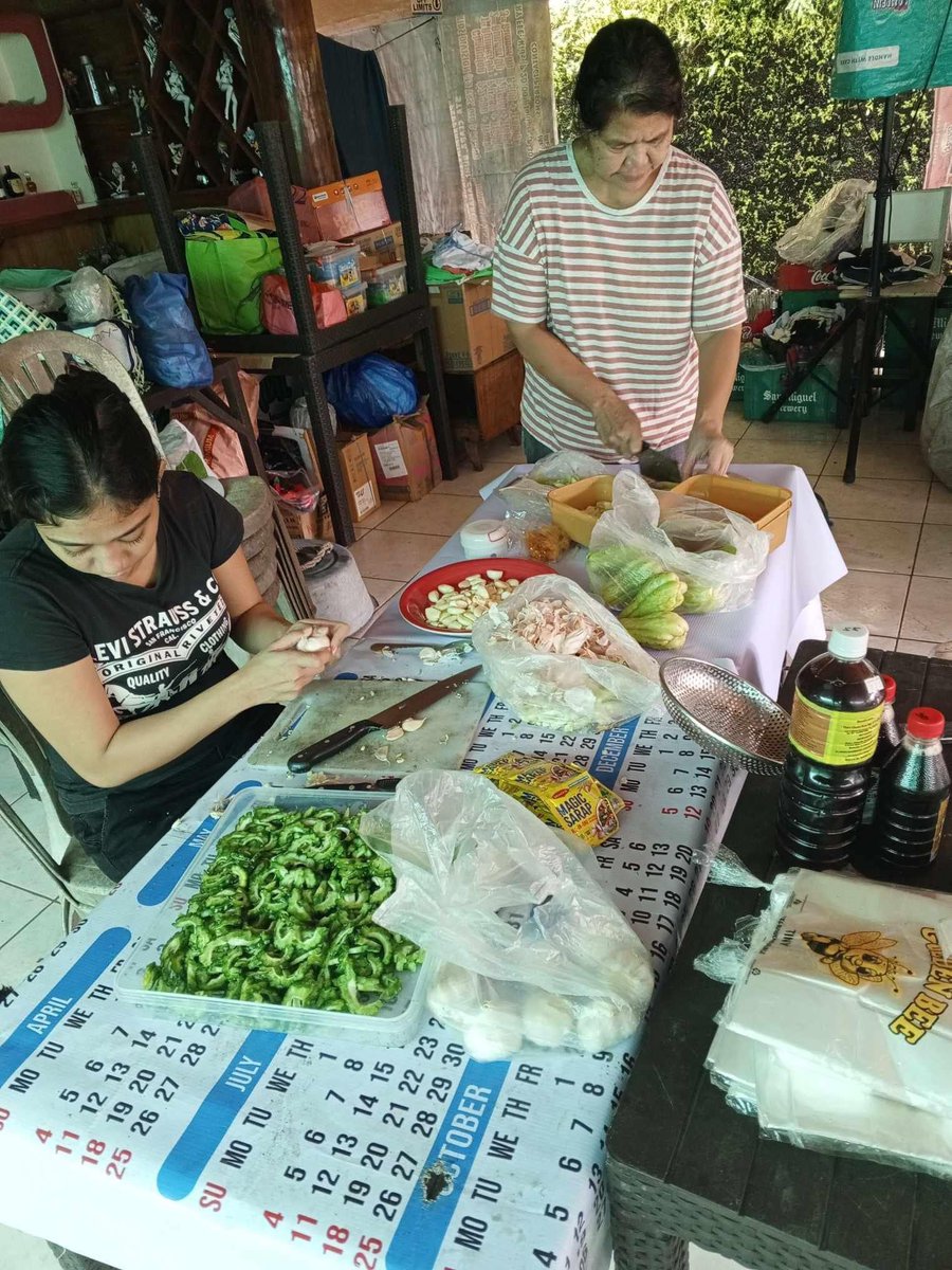 angatbuhay_ph's tweet photo. #AngatBayanihanInAction: Namahagi ng hot meals ang Community Pantry, parte ng ating Angat Bayanihan Volunteer Network. 

Masaya ring nilang ibinahagi na mayroon nang 25 Community Kitchens sa Sorsogon, Camarines Norte, Camarines Sur, at Albay. https://t.co/6cBHOexPWx