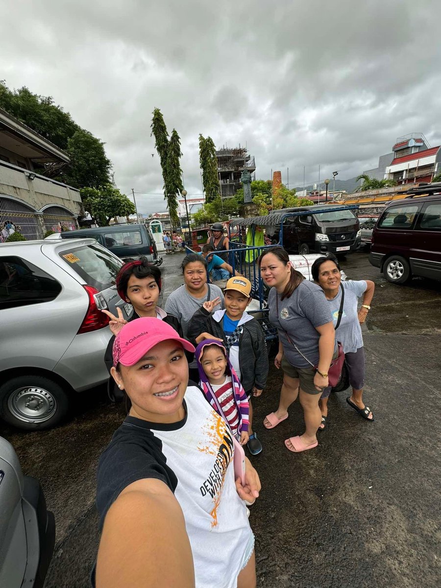 #AngatBayanihanInAction: Namahagi ng hot meals ang Community Pantry, parte ng ating Angat Bayanihan Volunteer Network. 

Masaya ring nilang ibinahagi na mayroon nang 25 Community Kitchens sa Sorsogon, Camarines Norte, Camarines Sur, at Albay.