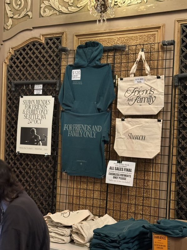 ShawnUpdatesSA's tweet photo. 📸| Fotografía de lo que seria la merch de esta noche para el #ForFriendsAndFamilyOnly en Seattle, Washington. https://t.co/BMswE920kT