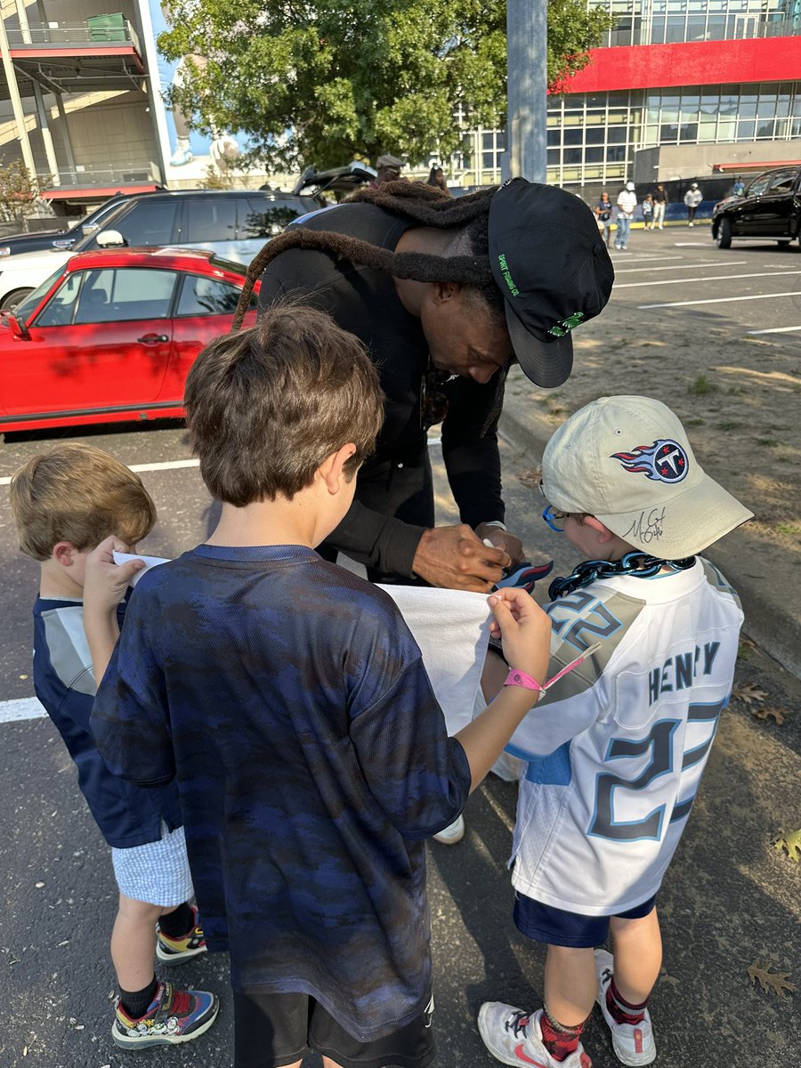MHowie5's tweet photo. @DeAndreHopkins Thanks Hop! You made my boys’ year. Good luck in KC https://t.co/HUELnIEkmg
