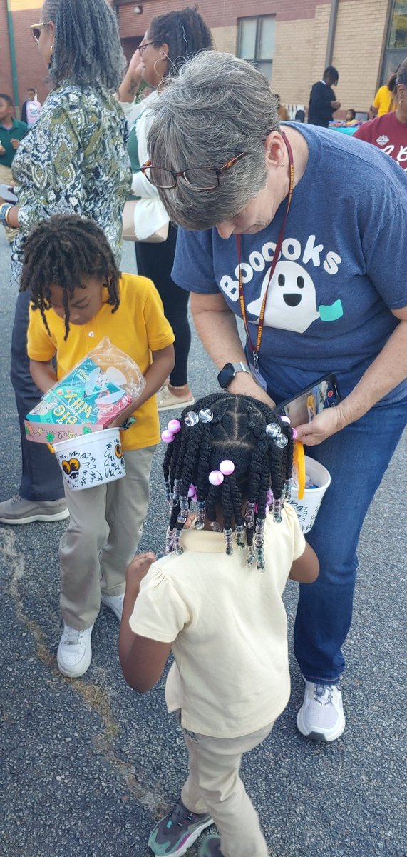 FchsAmbassadors's tweet photo. Back at it again... The Griffin Ambassadors partnered with the NAACP Youth Council to make an impact concerning literacy in their community! #TrickorRead #ReadOnPurpose #GriffinAmbassadors #NAACPYouthCouncil #ChickfilALeaderAcademy  @ChickfilA @killiancfa https://t.co/iqfIcNpCoO
