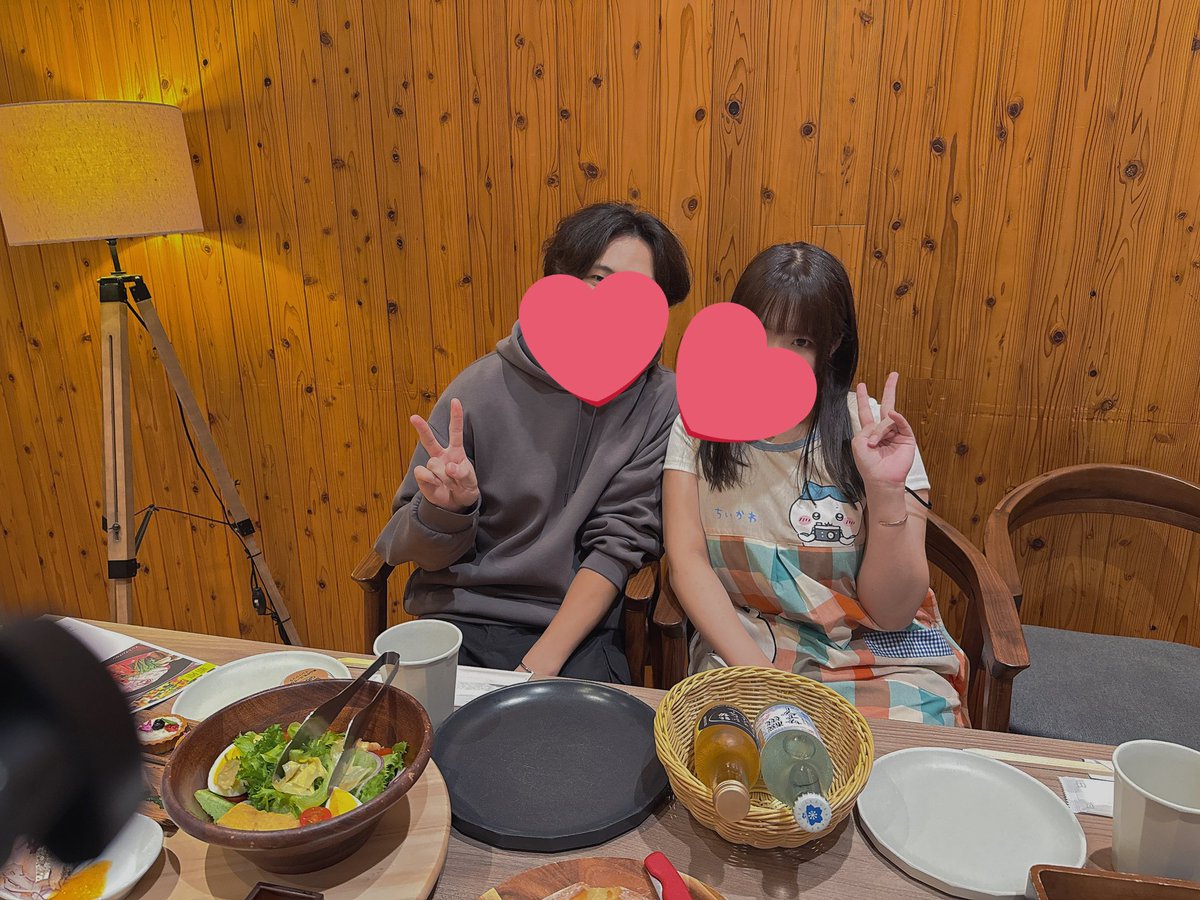 koi_nu39's tweet photo. 10/22~24は彼女の誕生日と1周年記念旅行に行ってきました⛺️
そして、誕生日にプロポーズしました💍
うちの彼女はバラと指輪がほんとに似合う🌹✨️
彼女からお返しでApplewatchを頂きました🍎⌚
彼女が選んでくれたラッピングが素敵で、こちらもしっかり保存します‼️
あっという間の3日間でした☺️✨️ https://t.co/yksFTEZ6UT