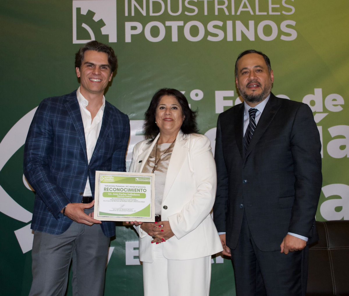 JCValladaresMx's tweet photo. Me dio mucho gusto participar en el Cuarto Foro de Energías Limpias y Electromovilidad de @ipacslp. Destacar la importancia de la sostenibilidad a través del uso de energía limpia es fundamental para un futuro responsable.💡

Gracias por la invitación Directora #AdaLuzMartínez 🙌🏻 https://t.co/YbLU0tVVc0