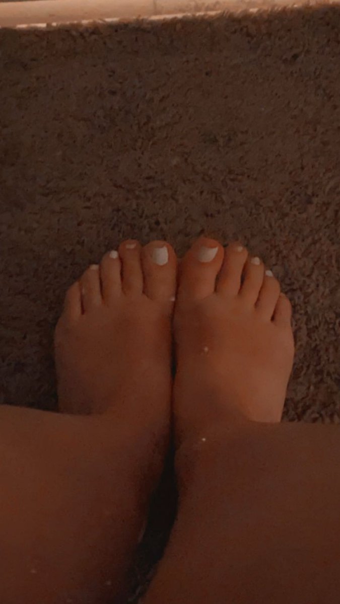 Peacheecheekz's tweet photo. Throw back to my summer white toes 👣 https://t.co/bIAqh65YjY