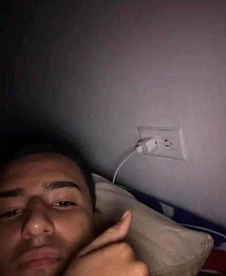 mariano (@mariannno_) on Twitter photo ustedes podrán tener pareja, pero yo tengo un enchufe al lado de la cama❤️ ustedes podrán tener pareja, pero yo tengo un enchufe al lado de la cama❤️