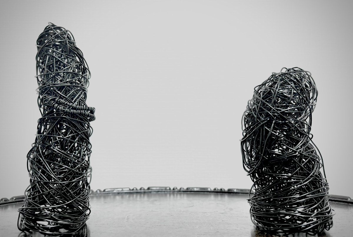 GASYA_SAKURA36's tweet image. 「Deceive」

片方は狡猾、片方は冷酷。
語りは愉悦、騙しは快楽。
寡黙は慎重、多弁は余裕。
今宵も双方は語りあう...

#wireart #wireartwork
#wiresculpting #針金アート
#ワイヤーアート