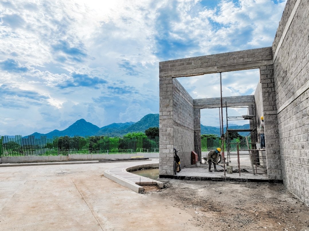 SETPCValledupar's tweet photo. 🚧 ¡La Terminal Norte de SIVA avanza con fuerza! 🚧
Con un 62% de progreso, seguimos construyendo un transporte público moderno y eficiente para Valledupar. 🙌
Cada avance nos acerca a una movilidad más segura y sostenible. 🌿
#SIVA #MovilidadValledupar #TerminalNorte https://t.co/4XBHSeclyV