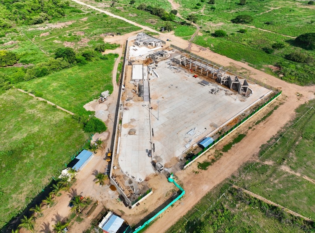SETPCValledupar's tweet photo. 🚧 ¡La Terminal Norte de SIVA avanza con fuerza! 🚧
Con un 62% de progreso, seguimos construyendo un transporte público moderno y eficiente para Valledupar. 🙌
Cada avance nos acerca a una movilidad más segura y sostenible. 🌿
#SIVA #MovilidadValledupar #TerminalNorte https://t.co/4XBHSeclyV