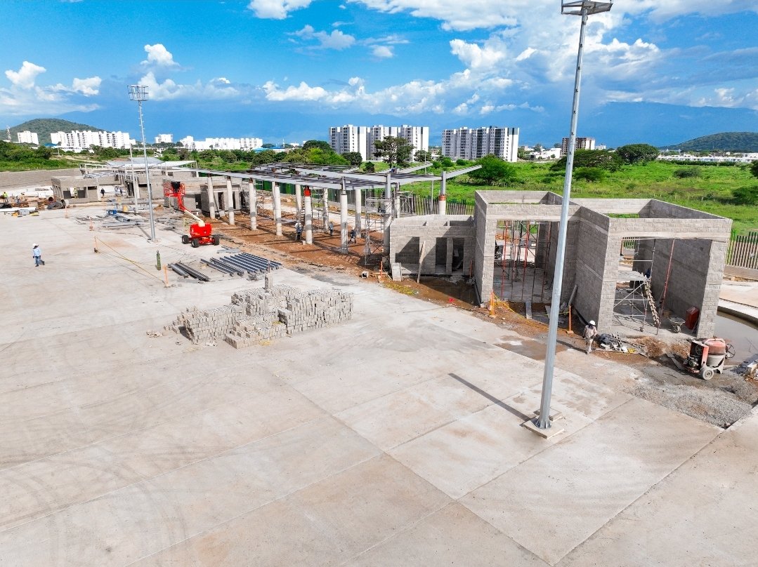 SETPCValledupar's tweet photo. 🚧 ¡La Terminal Norte de SIVA avanza con fuerza! 🚧
Con un 62% de progreso, seguimos construyendo un transporte público moderno y eficiente para Valledupar. 🙌
Cada avance nos acerca a una movilidad más segura y sostenible. 🌿
#SIVA #MovilidadValledupar #TerminalNorte https://t.co/4XBHSeclyV