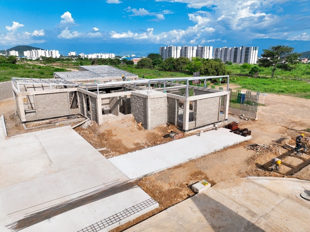 SETPCValledupar's tweet photo. 🚧 ¡La Terminal Norte de SIVA avanza con fuerza! 🚧
Con un 62% de progreso, seguimos construyendo un transporte público moderno y eficiente para Valledupar. 🙌
Cada avance nos acerca a una movilidad más segura y sostenible. 🌿
#SIVA #MovilidadValledupar #TerminalNorte https://t.co/4XBHSeclyV