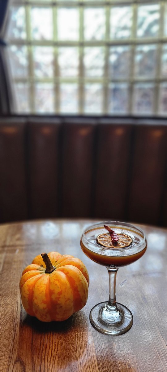 OsitosTap's tweet photo. Oaxaqaueña 🎃
Pumpkin spice atole, tequila reposado, mezcal, averna, agave, lime juice &amp; a pinch of salt

#chicago #Chicagospeakeasy #speakeasy #Chicagobar #bar #lavillitachicago #cocktails #Cocktail #cocktailbar #fallcocktails #pumpkin #reposado #reposadotequila #tequila #mezcal https://t.co/Zsy5Q2kI2m