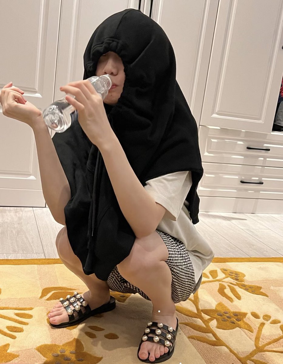 luoluo990's tweet photo. 我来自“阿拉伯联合酋长国”的闺蜜！头顶一块布，世界你最富 https://t.co/mNiuYalAe2