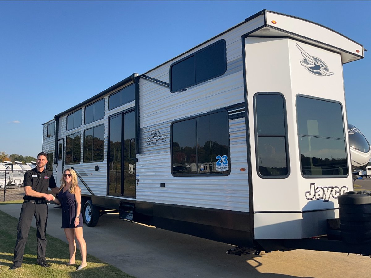 TommywithRVs's tweet image. Congratulations to Anna-Liesa on the purchase of her new Jayco Jay Flight Bungalow destination travel trailer! 🎉 She saved BIG during our 2024 Clearance Sale on this brand new 2025 model arrival! 🙌🇺🇸🌳☀️🪵🔥 Happy camping! #MakingMemories #LetsJayco #GoRVing #AWAY