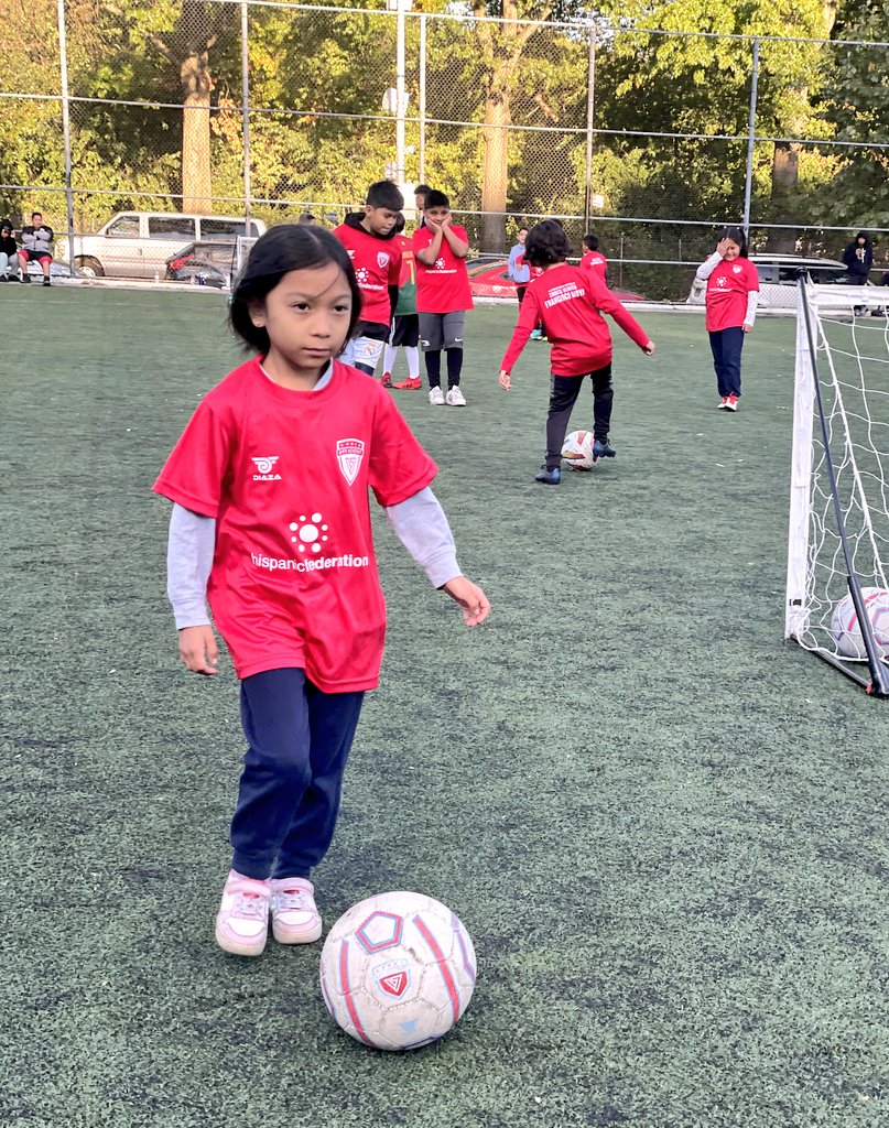 DV7Soccer's tweet image. 🇺🇸🗽 Building community and future together through soccer. ⚽💪🏼  #fall24

𝗙𝗥𝗘𝗘 SOCCER PROGRAM | PROGRAMA DE FÚTBOL 𝗚𝗥𝗔𝗧𝗨𝗜𝗧𝗢 @DV7soccer_NY &amp;amp; @HispanicFed sponsored by @CMFranciscoMoya

#cmfranciscomoya #cmdistrict21
#hispanicfederation #dv7soccer
#dv7academy #dv7group