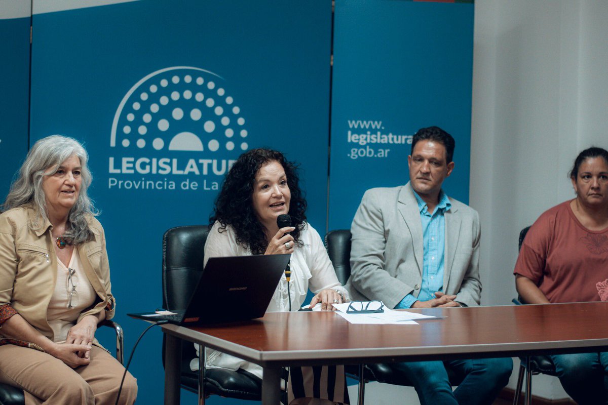 terelunalarioja's tweet photo. Gracias al enorme Equipo de @LegislaturaLR que en conjunto con la Secretaría de Ambiente y el Ministerio de Producción y Amb de la Pcia.llevamos adelante el 2do Ciclo de Capacitación p el cuidado del Ambiente y estrategias p frenar el cambio climático! 💪👏 https://t.co/nBjHwguZTO