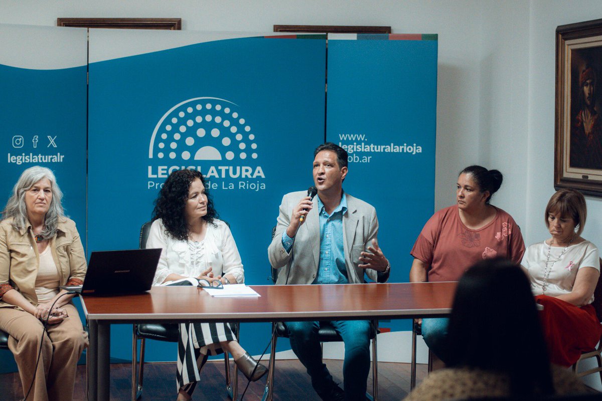 terelunalarioja's tweet photo. Gracias al enorme Equipo de @LegislaturaLR que en conjunto con la Secretaría de Ambiente y el Ministerio de Producción y Amb de la Pcia.llevamos adelante el 2do Ciclo de Capacitación p el cuidado del Ambiente y estrategias p frenar el cambio climático! 💪👏 https://t.co/nBjHwguZTO