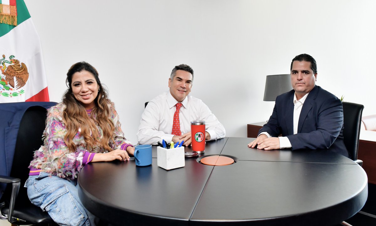 Me reuní con la dirigencia del <a href="/PRIVeracruz_/">CDE PRI Veracruz</a>, <a href="/AdolfoRamirezA5/">Adolfo Ramirez Arana</a> y <a href="/lorenapignon_/">Lorena Piñón Rivera</a>, para seguir trabajando en equipo por el partido y la militancia veracruzana. Unidos, estamos fortaleciendo nuestras bases y construyendo un mejor futuro para Veracruz y para México. 👊🏼🇲🇽