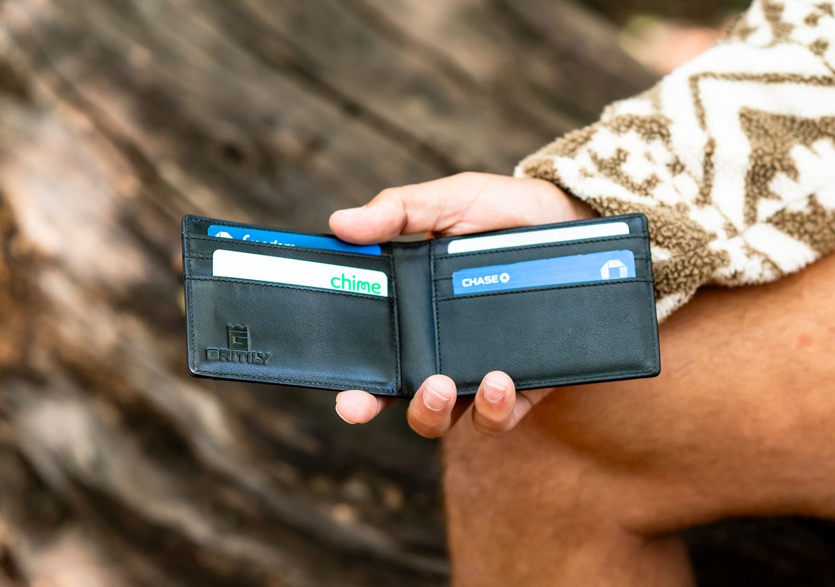 TeamGritily's tweet photo. Why settle for bulky wallets? Our leather and aluminum smart wallets fit your life and your budget - sleek, durable and built for the modern man. #EmbraceYourGrit https://t.co/vbo6ml1IJY
