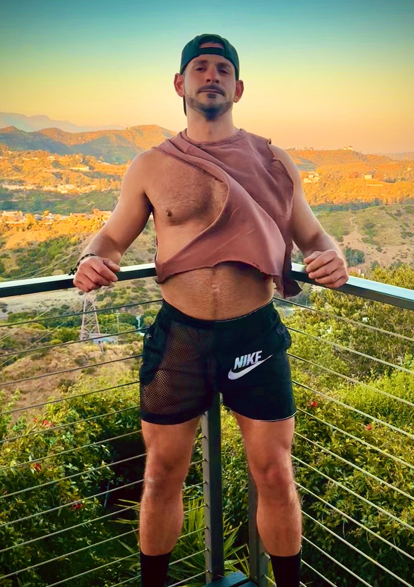 NIKE for the W! Miss hanging out with one of the real ones and stealing <a href="/Karamo/">Karamo</a>’s gear! 

What’s up, fam? How’s everyone doing this Thursday eve?Sending good vibes! 🙌🏼