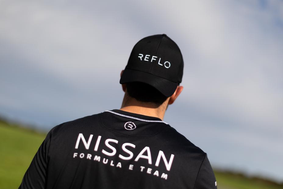 formulohm's tweet image. 🌎 @Nissan ha hecho pública la alianza de su equipo de @FIAFormulaE con @refloofficial 

Reflo es una marca de ropa deportiva sustentable, y están trayendo algo realmente innovador al mercado. 
Vestirán a los pilotos de Nissan en los 𝐃í𝐚𝐬 𝐝𝐞 𝐂𝐚𝐫𝐫𝐞𝐫𝐚 🏎️🏁