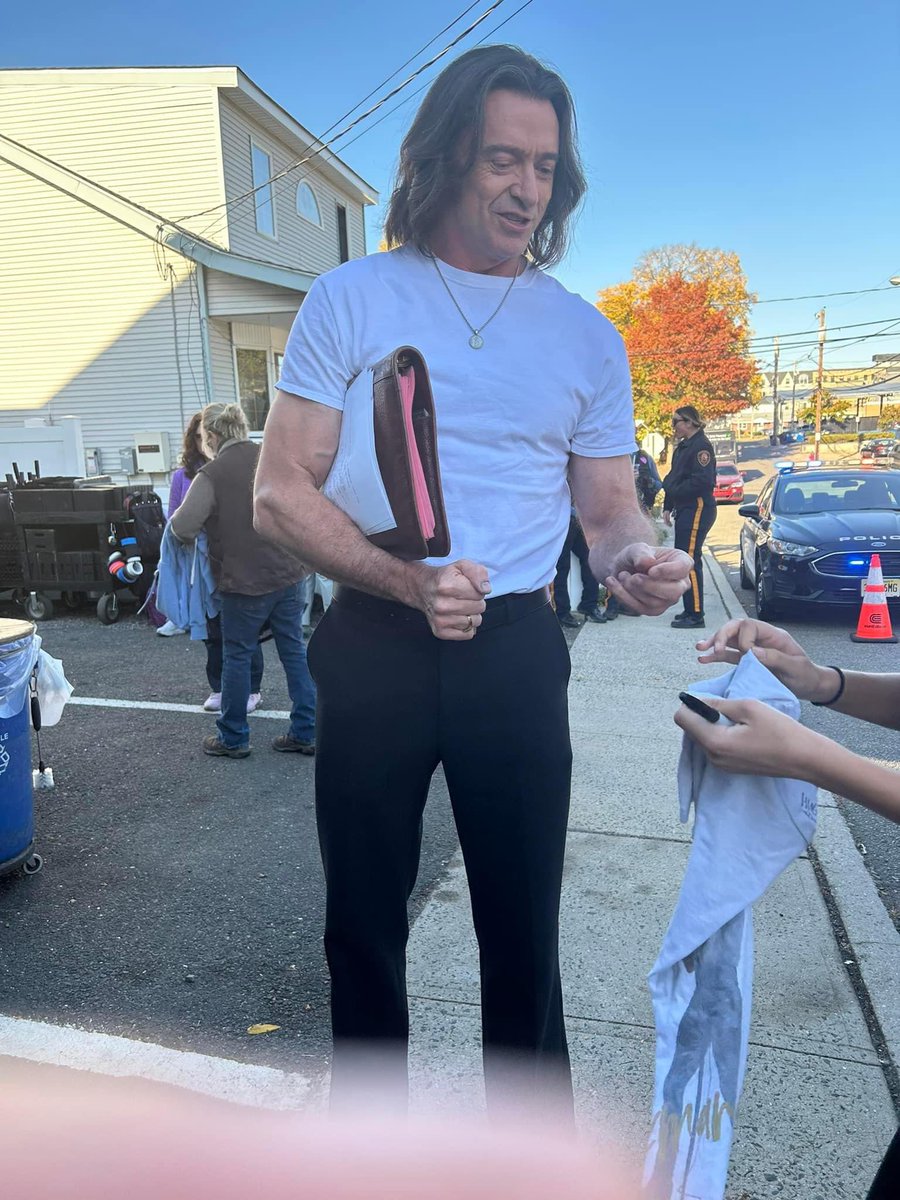 JackmansLanding's tweet photo. Oh, the excitement of a new character in Hughβs repertoire! More pics greeting fans while filming Song Sung Blue
π·: Josh Zussman π₯: Adam Cloud Ansourge
#hughjackman #neildiamondtribute #songsungbluemovie https://t.co/M05UK7A6BU