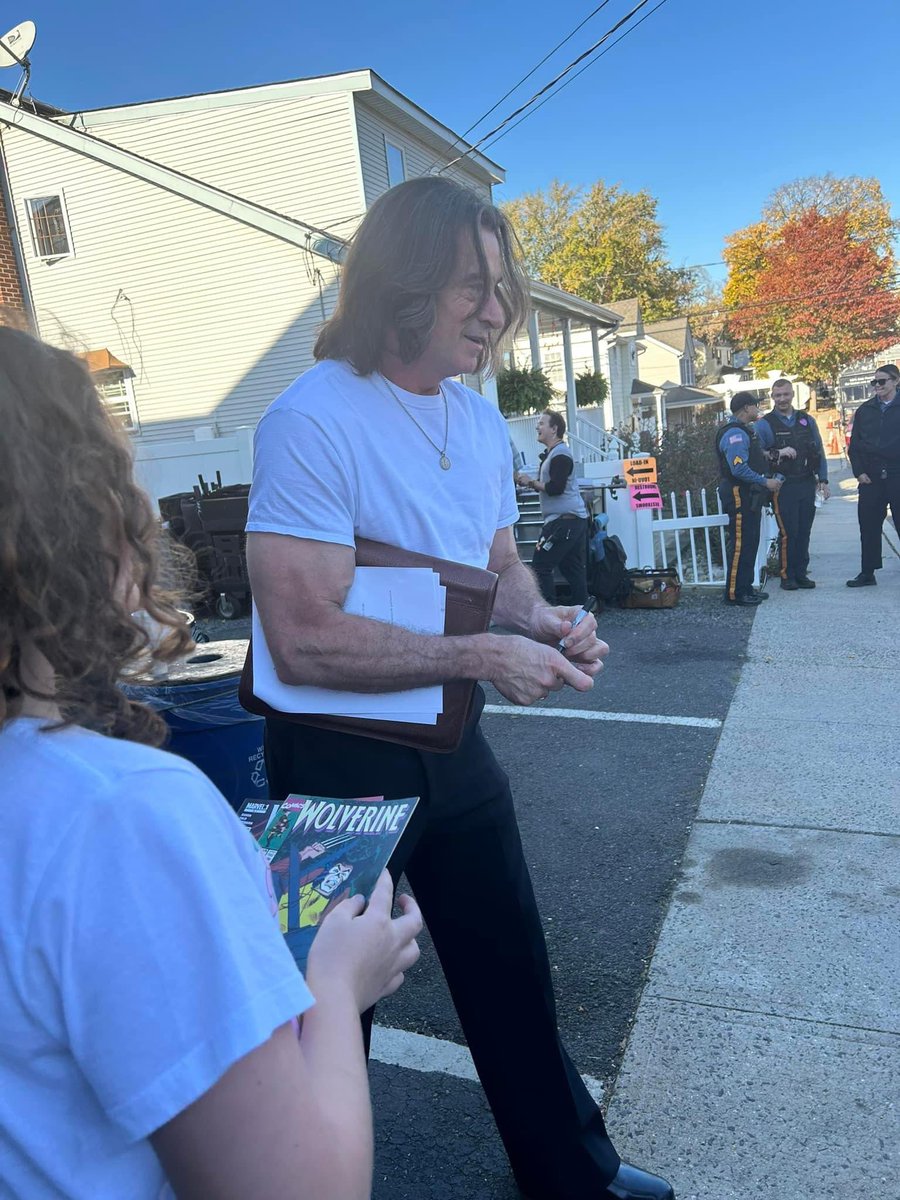 JackmansLanding's tweet photo. Oh, the excitement of a new character in Hughβs repertoire! More pics greeting fans while filming Song Sung Blue
π·: Josh Zussman π₯: Adam Cloud Ansourge
#hughjackman #neildiamondtribute #songsungbluemovie https://t.co/M05UK7A6BU