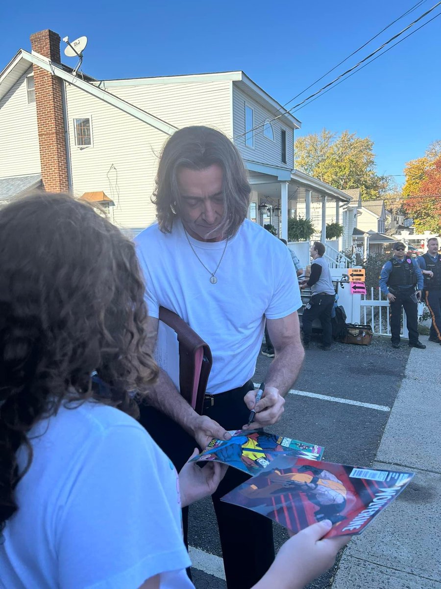 JackmansLanding's tweet photo. Oh, the excitement of a new character in Hughβs repertoire! More pics greeting fans while filming Song Sung Blue
π·: Josh Zussman π₯: Adam Cloud Ansourge
#hughjackman #neildiamondtribute #songsungbluemovie https://t.co/M05UK7A6BU