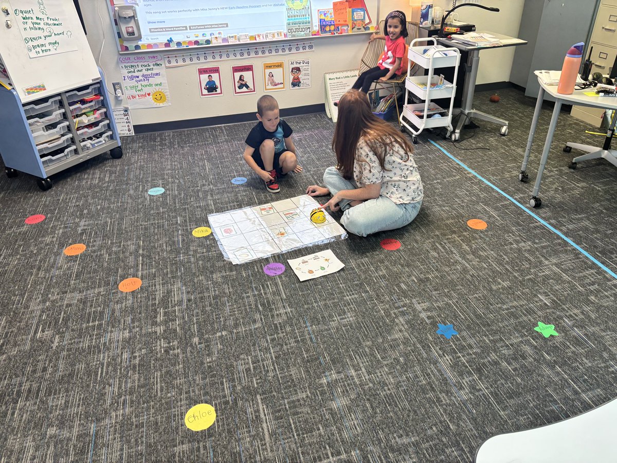 Mrs. Prahl’s class had a great time trying out the beebots for the first time today!! La clase de la Sra. Prahl se lo ha pasado en grande probando los robots abeja por primera vez hoy.
