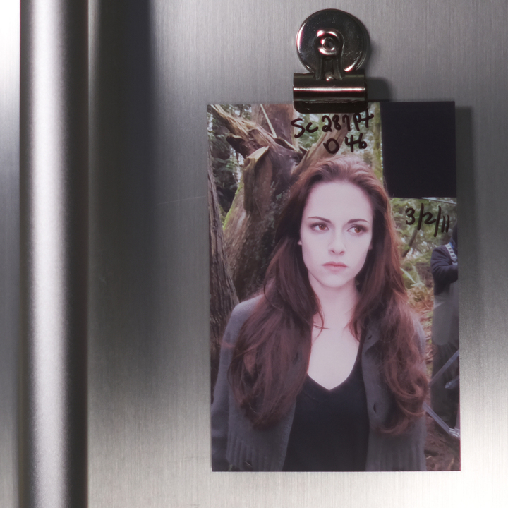 KSBRSite's tweet photo. Kristen Stewart nos bastidores de Amanhecer Parte 1 e 2 em fotos publicadas no livro Continuity by Bonnie Clevering 🖤 https://t.co/pXMhjm5t6T