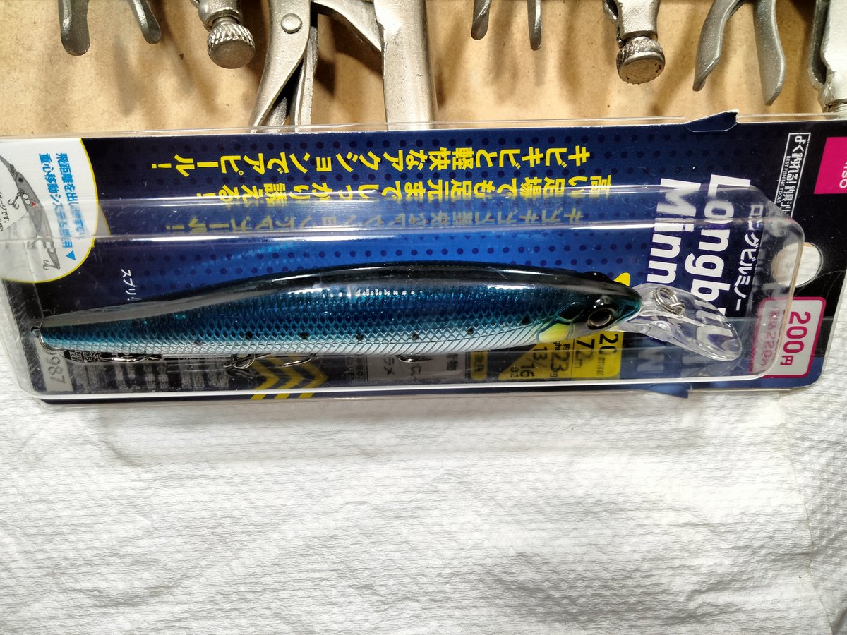 PonkotsuGG's tweet photo. おはようございます。
先日から、SNSでちょくちょく見かけるようになって気になっていたいたミノー買ってきました。
どんな動きをするか楽しみですｗ
材質にMABSって書かれていたのですが、透明なABSのことでしたｗｗｗ
#ダイソー #ルアー #220円 #ミノー #23g #シンキング #重心移動　 #MABS #透明ABS https://t.co/XcOD6F6yc8